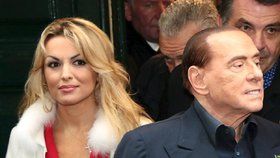 Berlusconi den před italskými volbami agitoval, otec jeho přítelkyně podporuje konkurenci.