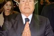 Bývalý premiér Silvio Berlusconi před milánskou soudní síní
