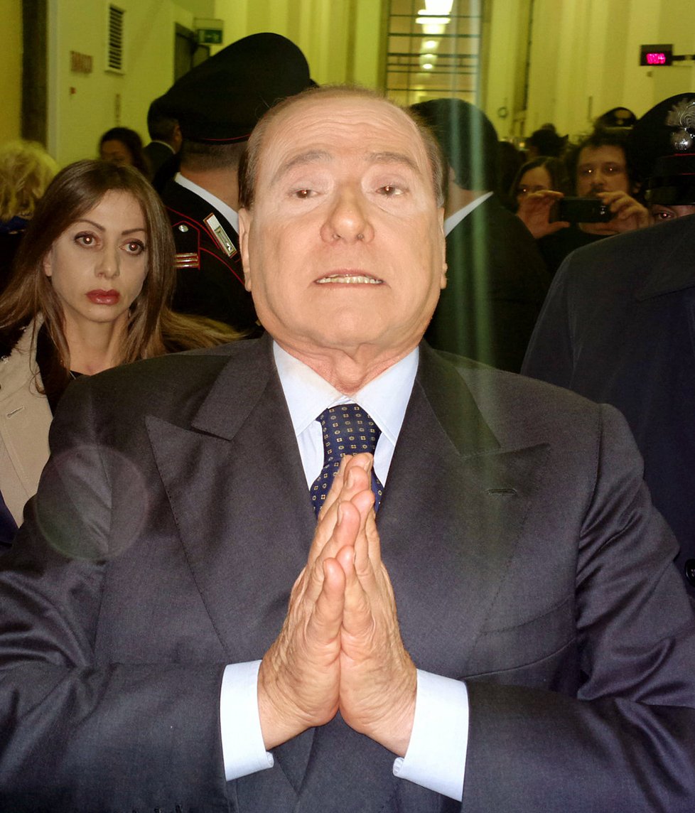 Bývalý premiér Silvio Berlusconi před milánskou soudní síní