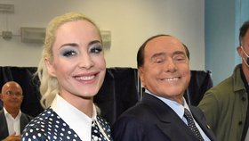 Silvio Berlusconi u italských voleb: Zvolena byla i jeho družka Marta Fascinová.