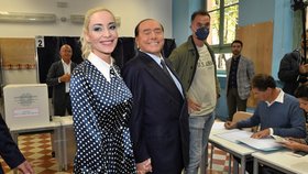 Silvio Berlusconi u italských voleb: Zvolena byla i jeho družka Marta Fascinová.