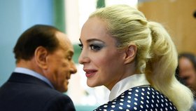 Silvio Berlusconi u italských voleb: Zvolena byla i jeho družka Marta Fascinová.