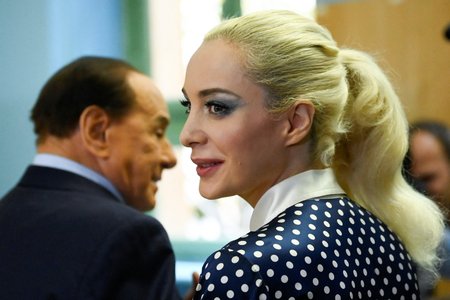 Silvio Berlusconi u italských voleb: Zvolena byla i jeho družka Marta Fascinová.