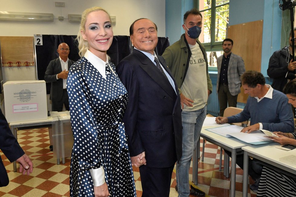 Silvio Berlusconi u italských voleb: Zvolena byla i jeho družka Marta Fascina.