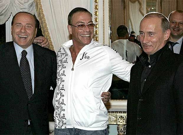 Silvio Berlusconi, Jean Claude van Damme a Vladimir Putin v Petrohradě (14. 7. 2007)