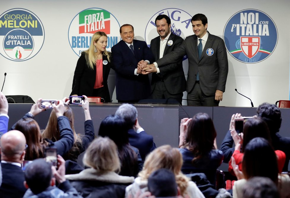 Setkání předních stran před volbami v Itálii. Zleva: Giorgia Meloni, Silvio Berlusconi, Matteo Salvini a Raffaele Fitto