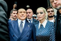 Dědictví po Berlusconim: Milence a gangsterovi odkázal miliardy! Děti mají kontrolu nad impériem