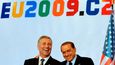 Dobří přátelé. Italský premiér Silvio Berlusconi (vpravo) se svým českým protějškem Mirkem Topolankem na pražském summitu Evropské unie a Spojených států v roce 2009.