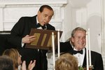 Silvio Berlusconi zničil na večeři v Bílém domě řečnický pultík