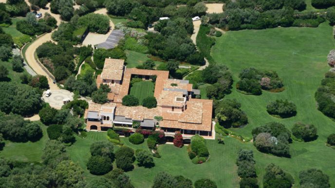 Berlusconiho sídlo Villa Certosa se svými 200 akry v Porto Rotondo na Sardínii.
