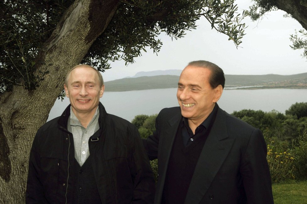 Silvio Berlusconi ve své vile pohostil i Vladimira Putina.