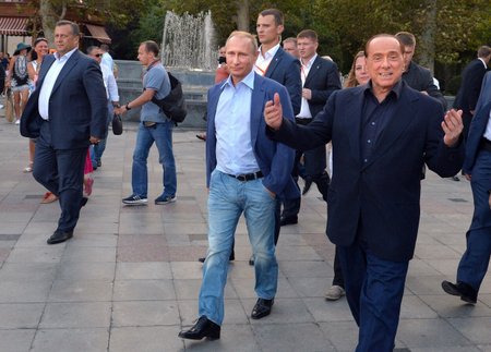 Silvio Berlusconi s Vladimirem Putinem na anektovaném Krymu v roce 2015