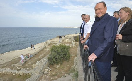 Silvio Berlusconi s Vladimirem Putinem na anektovaném Krymu v roce 2015
