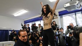 Polonahá žena měla na těle napsáno „tvoje doba je u konce, Berlusconi.“