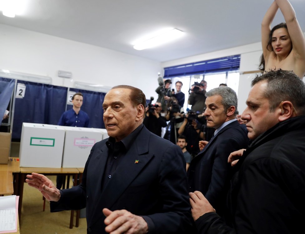 Polonahá aktivistka protestovala před expremiérem Silviem Berlusconim. Na těle měla napsáno „tvoje doba je u konce, Berlusconi.“