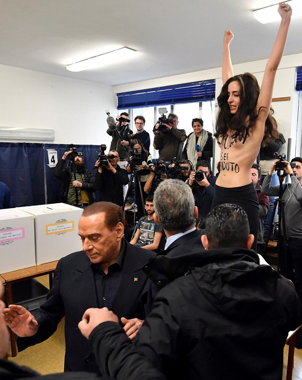 Polonahá aktivistka protestovala před expremiérem Silviem Berlusconim. Na těle měla napsáno „tvoje doba je u konce, Berlusconi.“