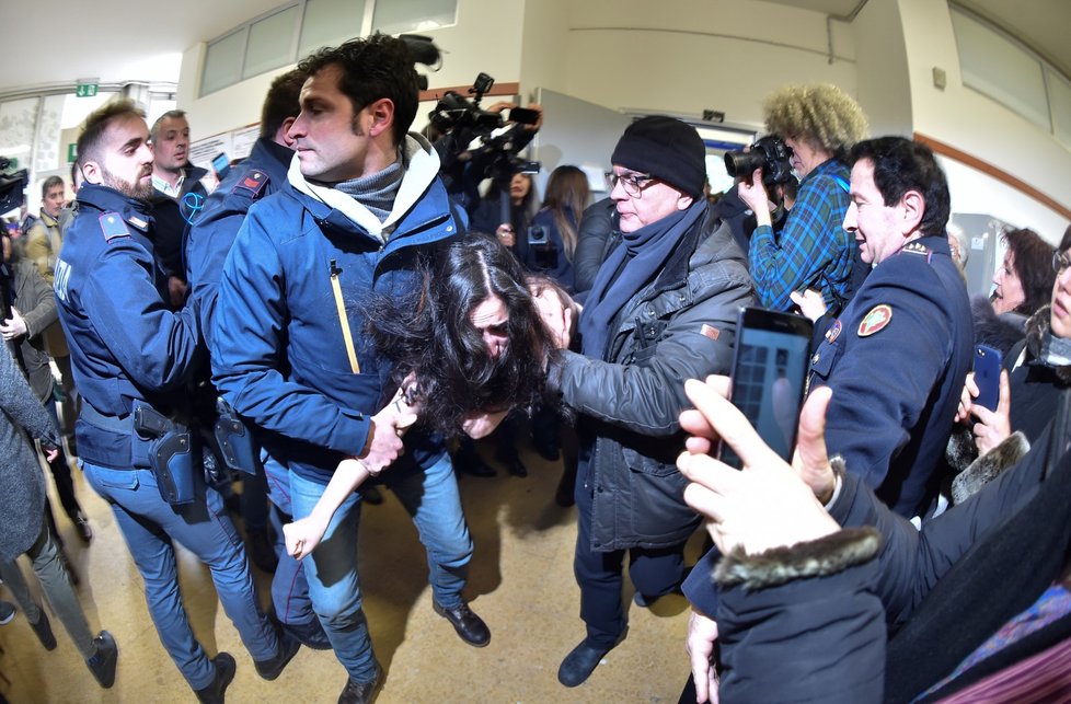 Aktivistku Femenu z volební místnosti po chvíli vynesla ochranka.