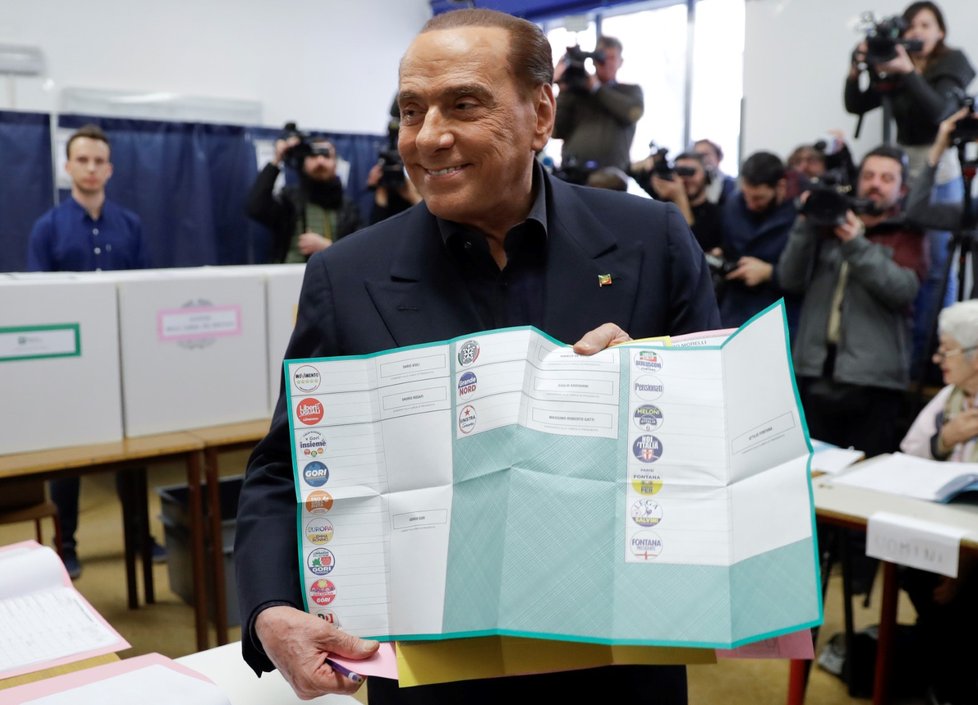 Silvio Berlusconi ukazuje volební lístek.