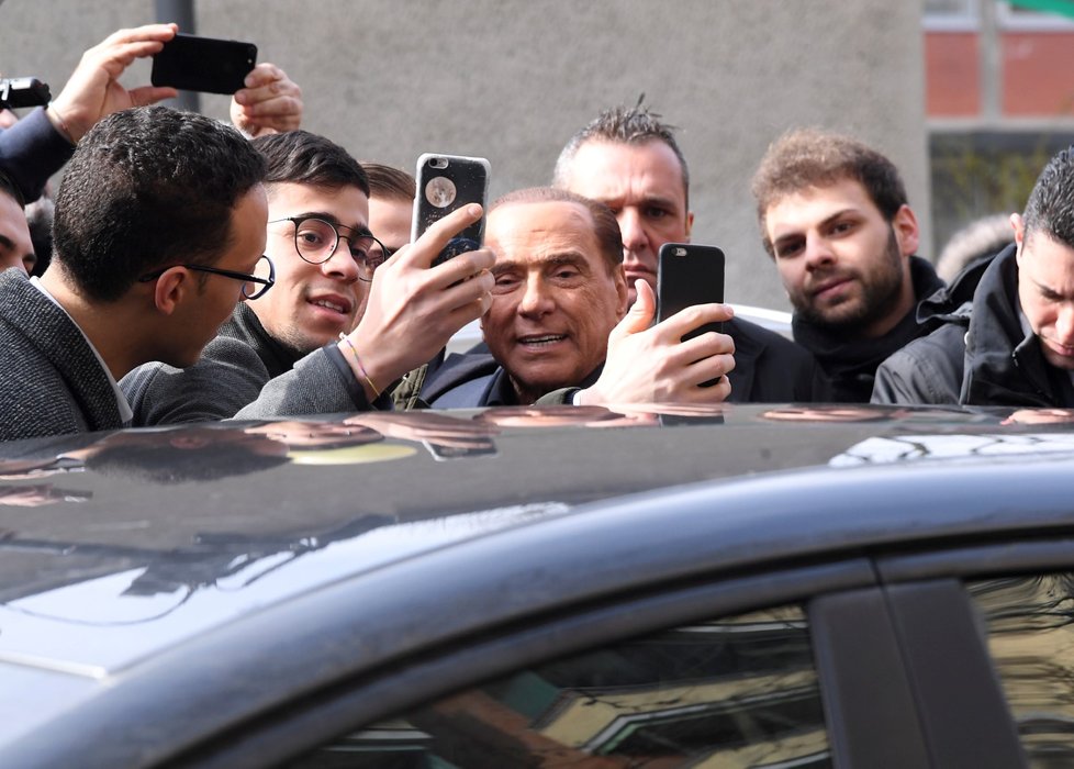 Po vhození expremiér Berlusconi zapózoval na několika selfie.