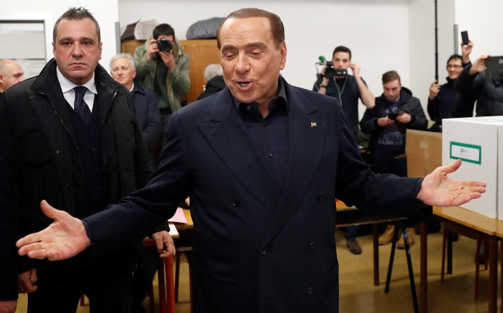 Berlusconi u italských voleb v Miláně.