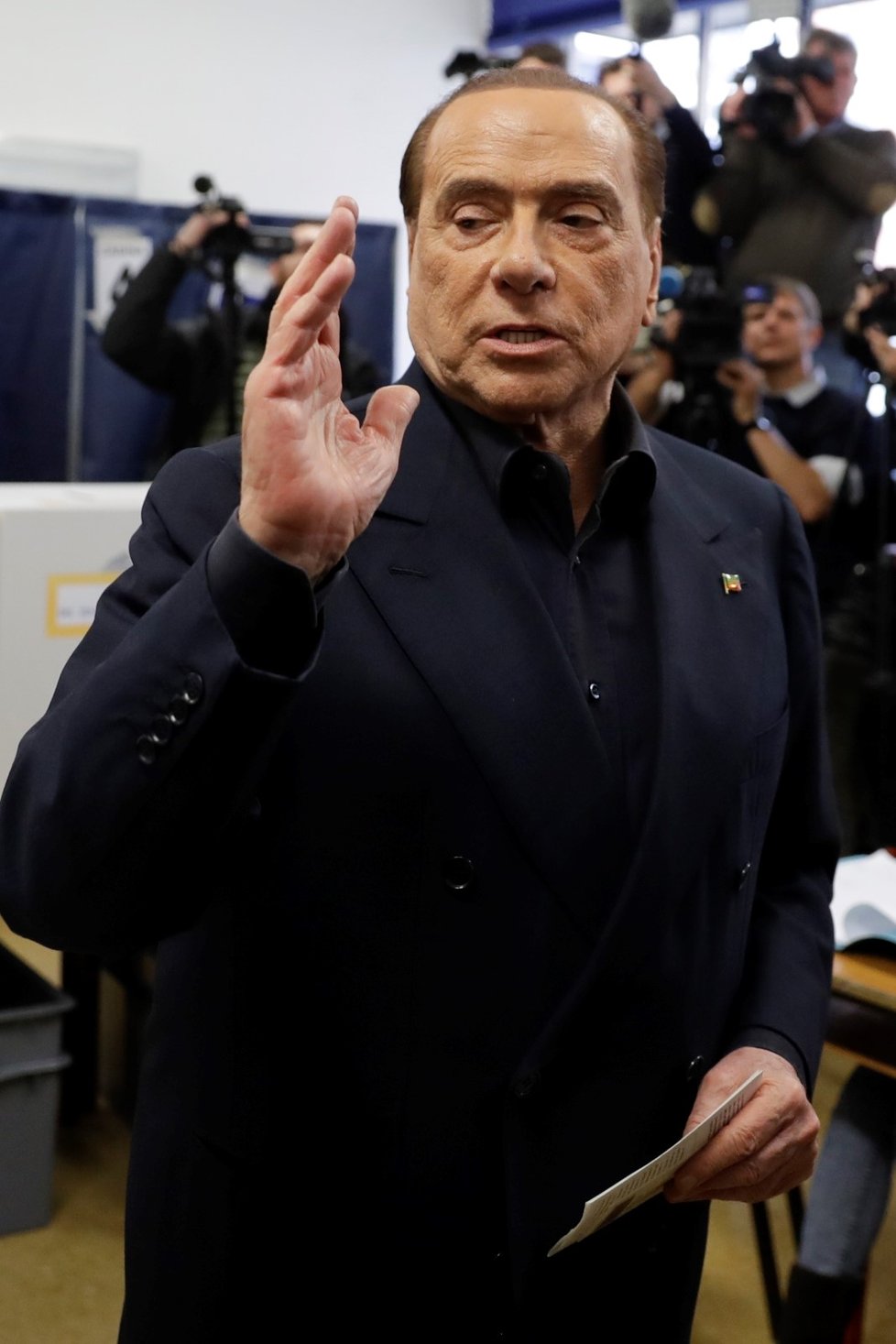 Berlusconi u italských voleb v Miláně.