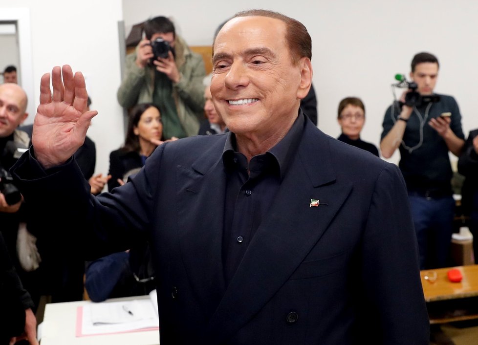 Berlusconi u italských voleb v Miláně.