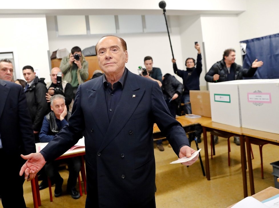 Berlusconi u italských voleb v Miláně.