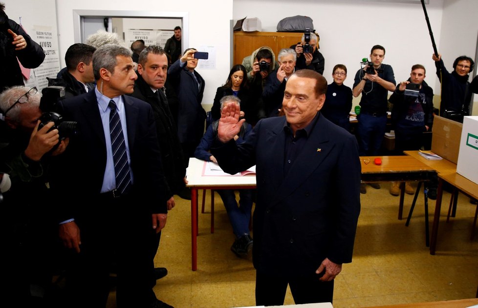 Silvio Berlusconi, leader strany Forza Italia, přichází odevzdat svůj hlas do volební místnosti v Milánu.