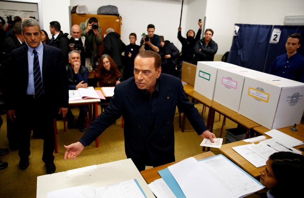 Silvio Berlusconi, lídr strany Forza Italia, přichází odevzdat svůj hlas do volební místnosti v Milánu.