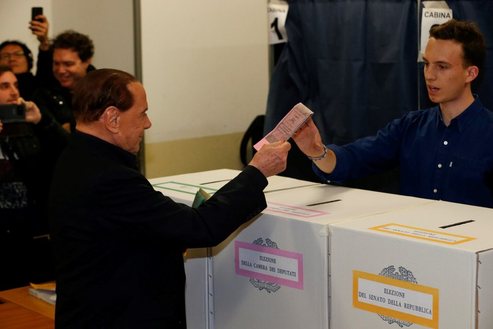 Silvio Berlusconi, leader strany Forza Italia, přichází odevzdat svůj hlas do volební místnosti v Milánu.