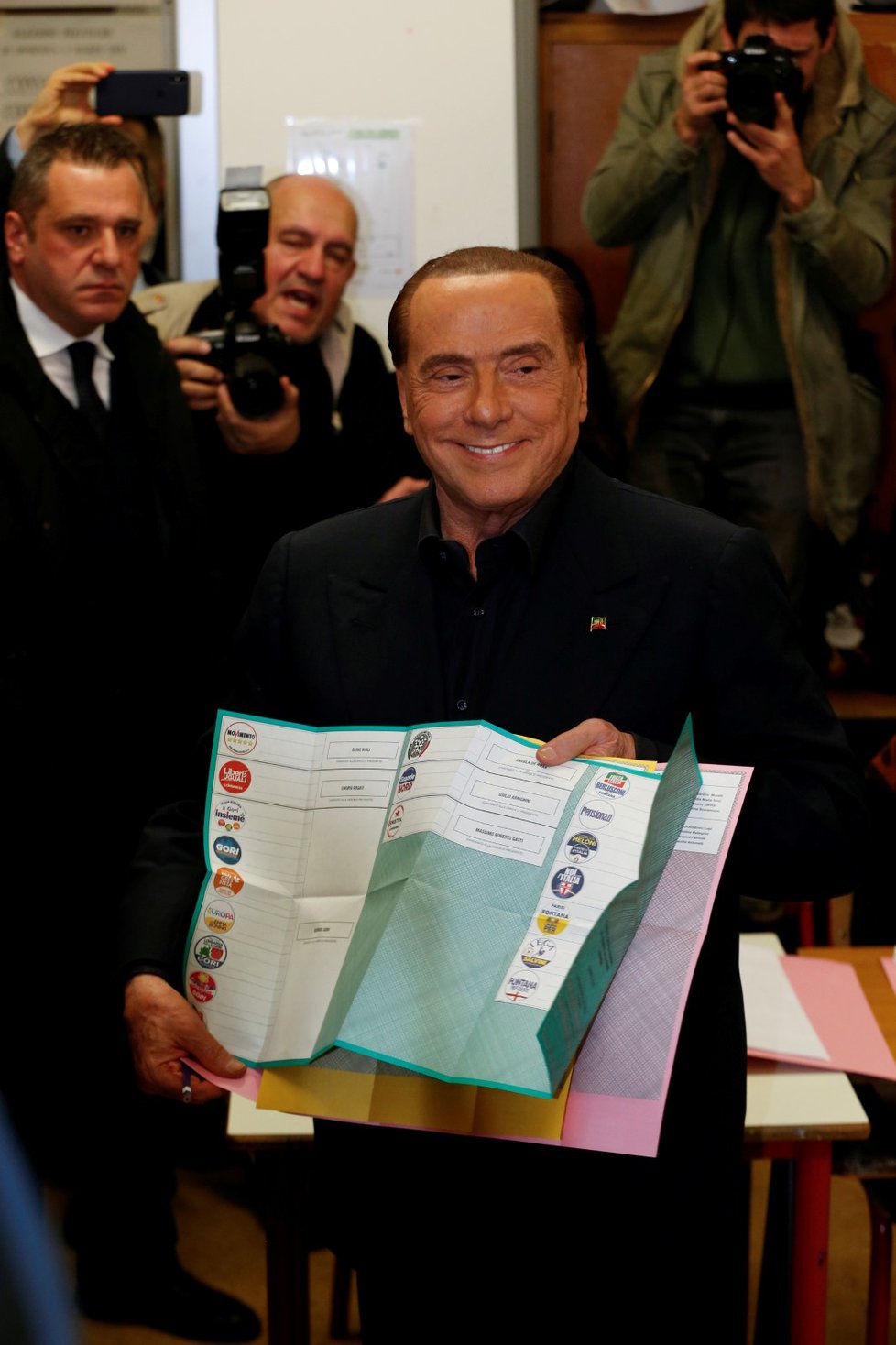 Silvio Berlusconi, lídr strany Forza Italia, přichází odevzdat svůj hlas do volební místnosti v Milánu.