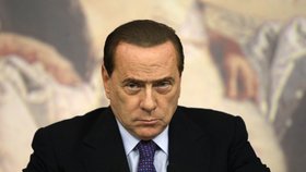 Silvio Berlusconi si pustil pusu na špacír a Italové se nestačili divit.