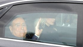 Berlusconi trpící leukémií opustil nemocnici. Doprovodila ho jeho o 53 let mladší družka