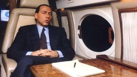 Magnát Silvio Berlusconi v soukromém tryskáči (80. léta)