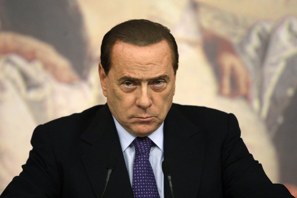 Silvio Berlusconi si pustil pusu na špacír a Italové se nestačili divit.