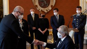 Prezident Miloš Zeman jmenoval v Praze do hodnosti brigádního generála ředitele Úřadu pro zahraniční styky a informace Marka Šimandla (vlevo) (8. 5. 2021)