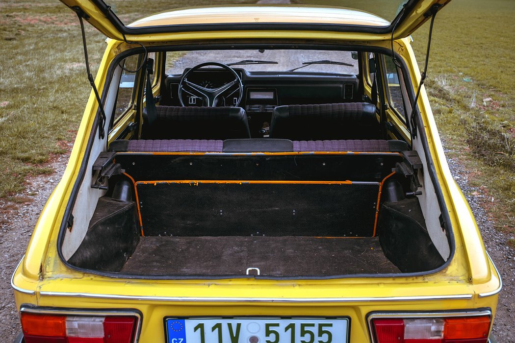 Jeden z prvních moderních hatchbacků se mohl pochlubit i sklopnou zadní lavicí. Vedle převážení větších předmětů se hodila i pro přespávání. Pro čahouny to ale samozřejmě nebylo nic příjemného.