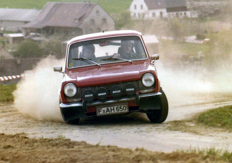 Simca se angažovala i v motorsportu. Jedním z nejúspěšnějších modelů byla „tisícovka“ na soutěžích Rallye 2 s výkonem 82 koní.
