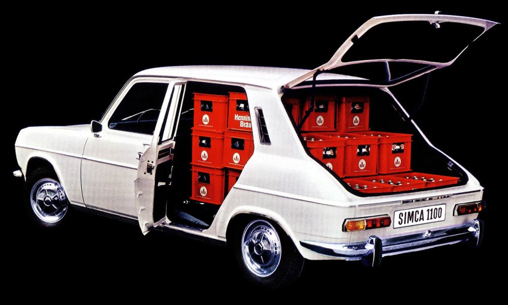 Po sklopení zadních sedadel měla pětidveřová Simca 1100 velký prostor k ukládání zavazadel, zde představovaných basami piv.