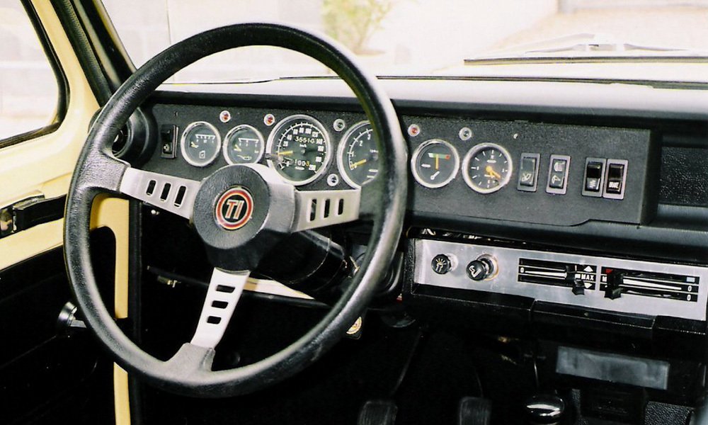 Verze 1100 TI měla sportovní tříramenný volant a palubní desku se šesti kruhovými přístroji.