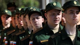 Simferopol na okupovaném Krymu: Mladí branci narukovali.