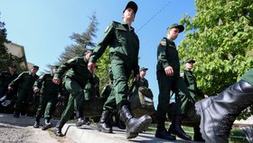 Simferopol na okupovaném Krymu: Mladí branci narukovali.