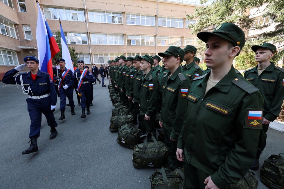 Simferopol na okupovaném Krymu: Mladí branci narukovali (25. 4. 2023).