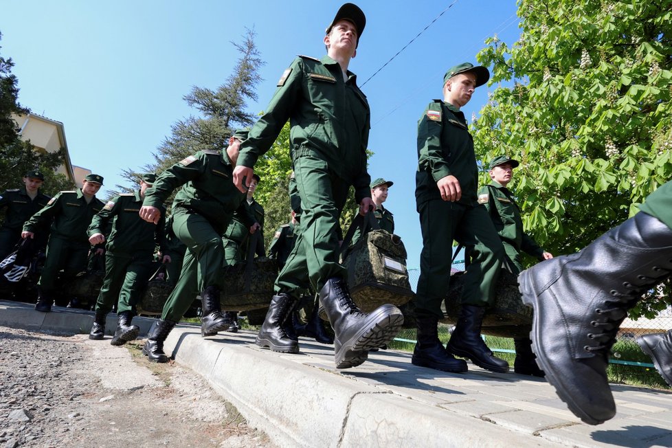 Simferopol na okupovaném Krymu: Mladí branci narukovali (25. 4. 2023).