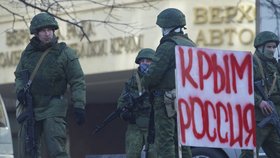 Muži se zbraněmi blokují budovu parlamentu v Simferopolu.