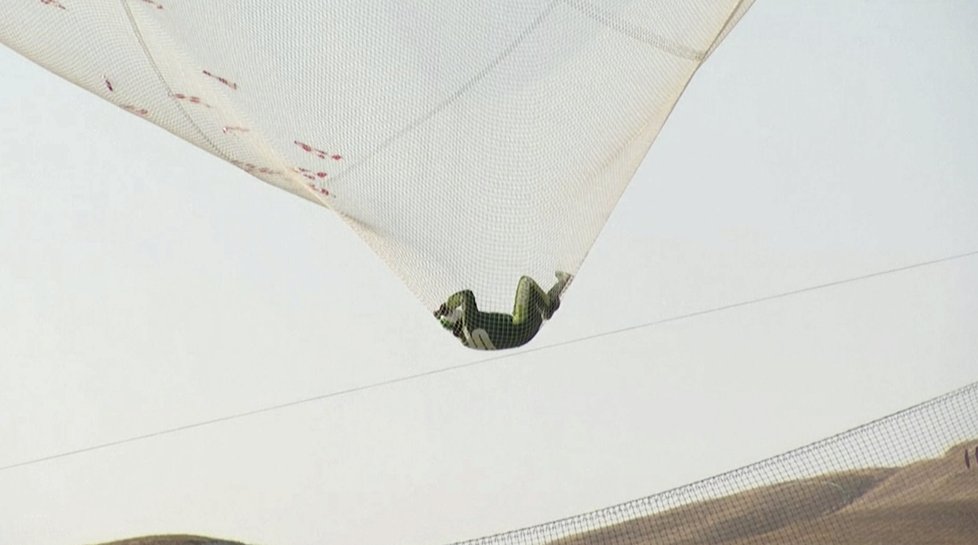 Parašutista Luke Aikins: Skočil bez padáku z výšky 7620 metrů.