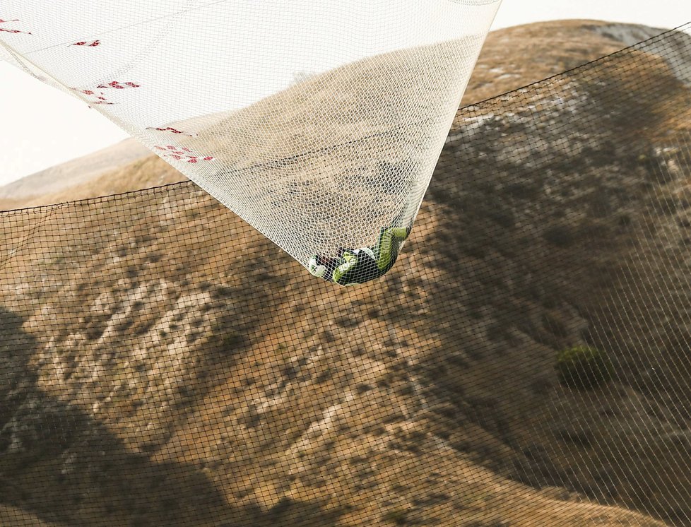 Parašutista Luke Aikins: Skočil bez padáku z výšky 7620 metrů.