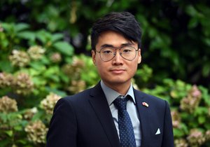 Hongkongský prodemokratický aktivista Simon Cheng, který na pozvání radnice Prahy 3 přiletěl do České republiky. (16. září 2021)