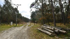 Za touto závorou pokračovali dál ještě víc než kilometr.