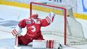 Brankář Šimon Hrubec inkasuje v play off